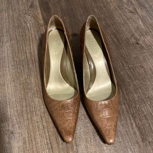 Bandolino taupe low heel leather shoes